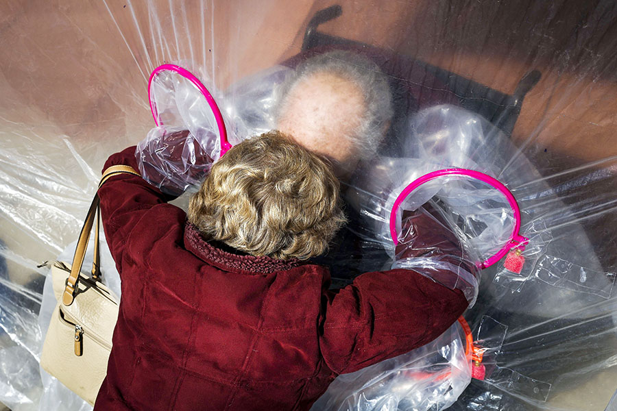 Memeluk Suami dengan Pengaman Plastik di Tengah Pandemi Covid-19