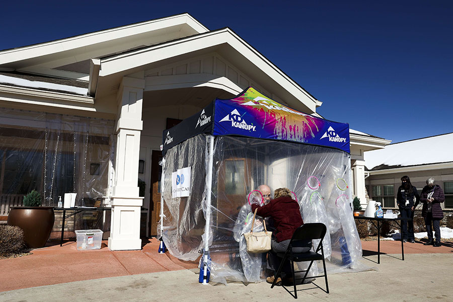 Memeluk Suami dengan Pengaman Plastik di Tengah Pandemi Covid-19
