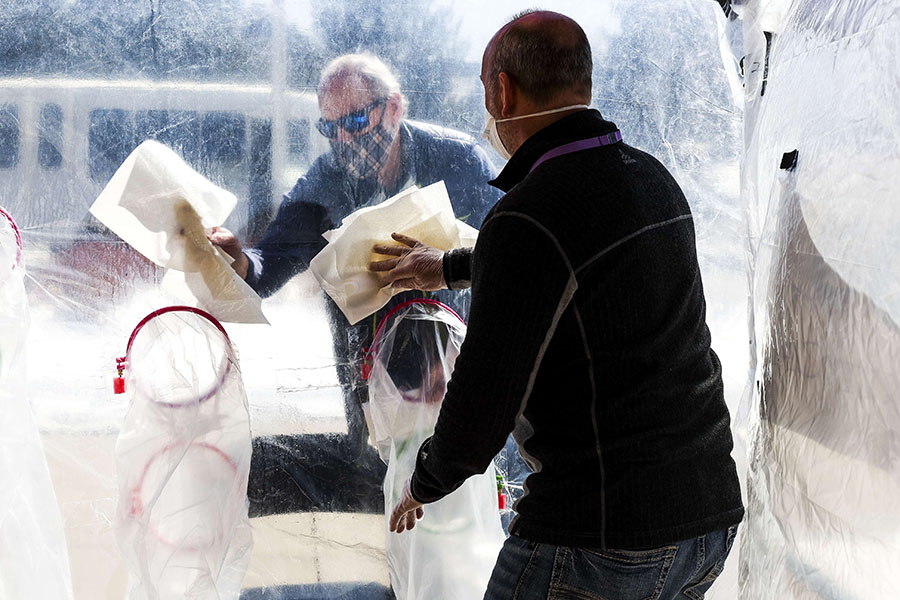 Memeluk Suami dengan Pengaman Plastik di Tengah Pandemi Covid-19