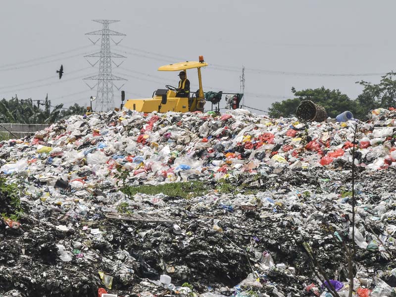 TPS Liar Di Bantaran Kali CBL Tambun