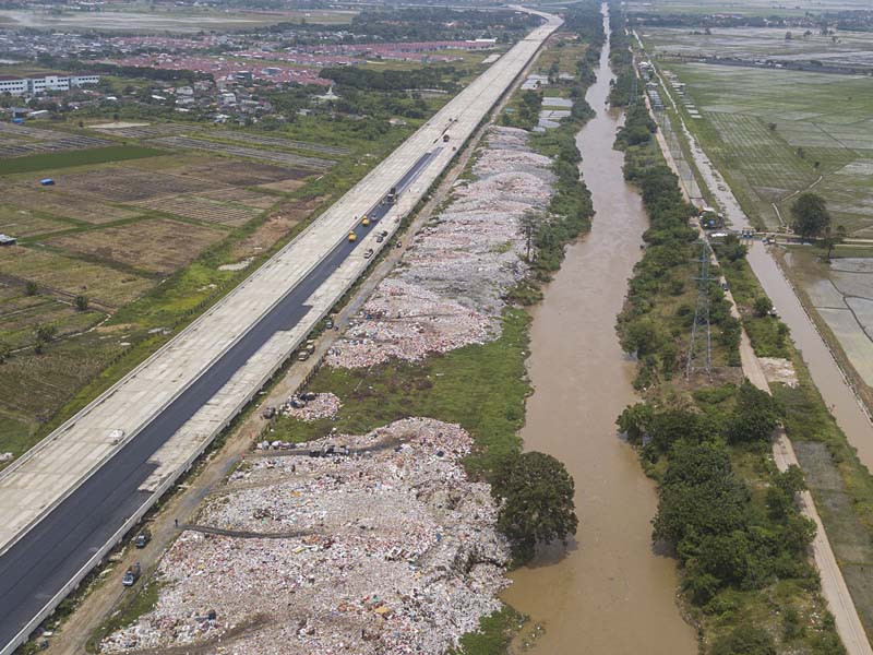 TPS Liar Di Bantaran Kali CBL Tambun