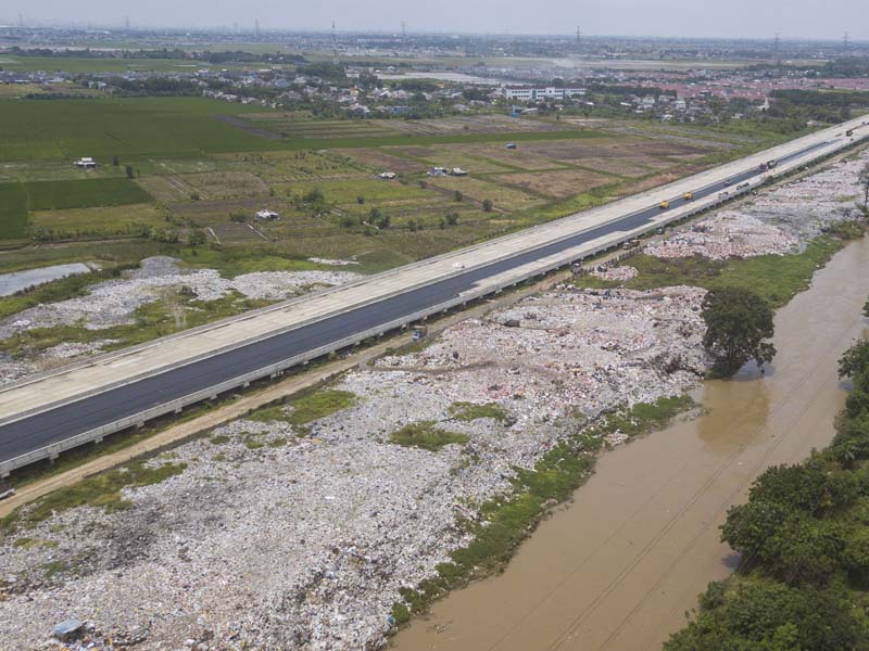 TPS Liar Di Bantaran Kali CBL Tambun