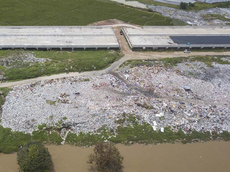 TPS Liar Di Bantaran Kali CBL Tambun