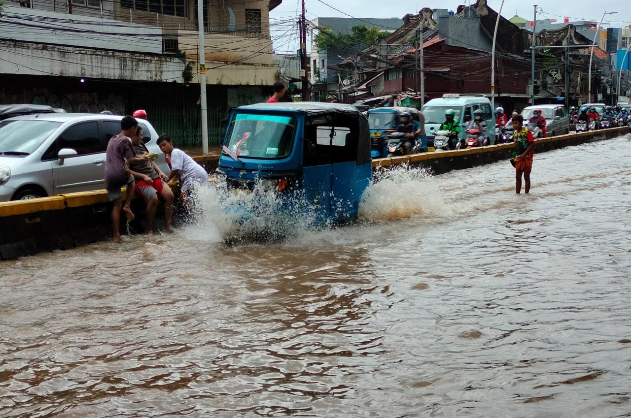 Banjir Sebabkan Kemacetan Parah