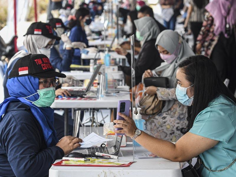 Vaksinasi Massal Untuk Tenaga Kesehatan Di Jakarta