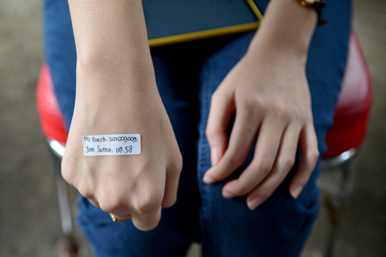 Tenaga Kesehatan Divaksinasi Covid-19 di Puskesmas Tanah Abang