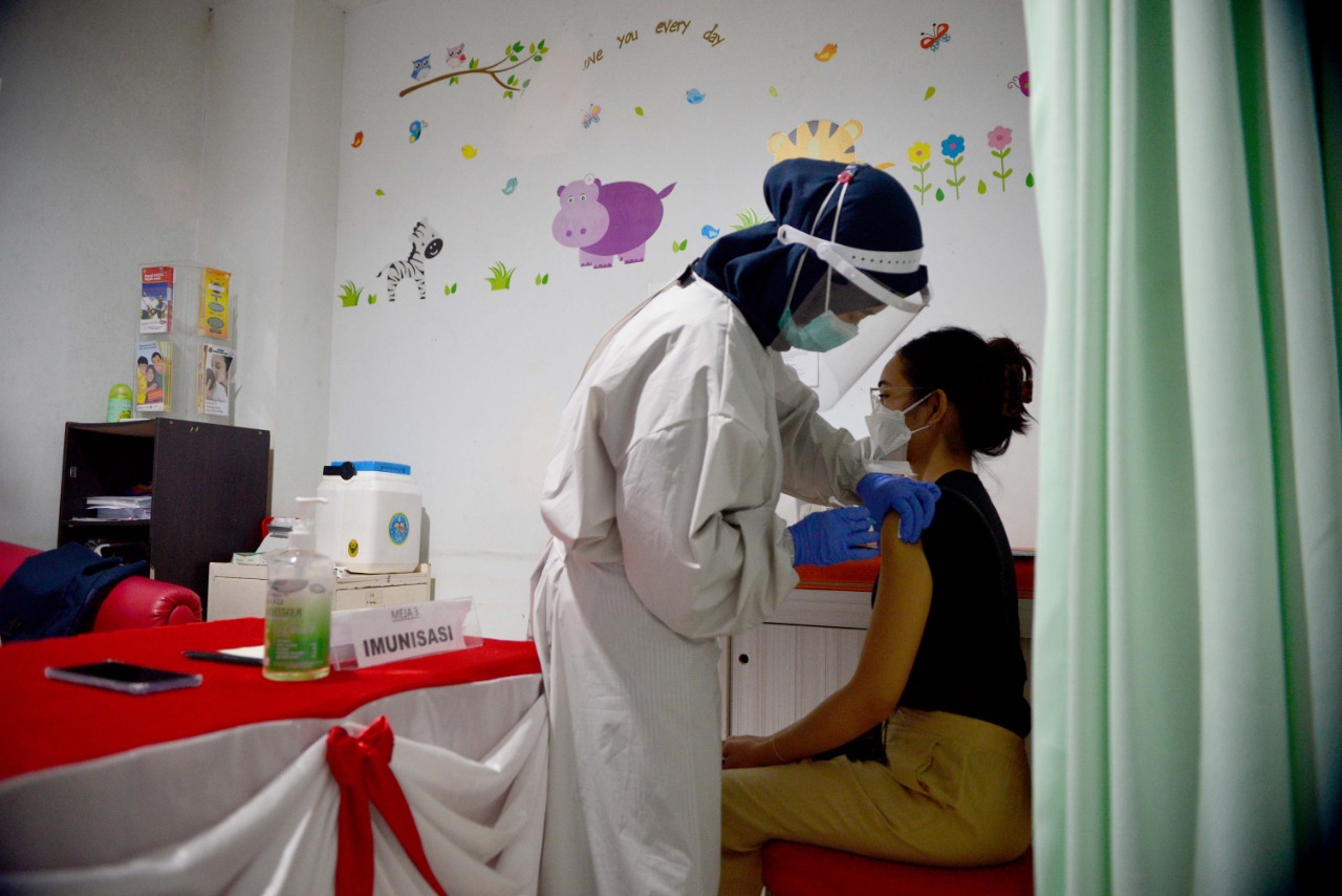 Tenaga Kesehatan Divaksinasi Covid-19 di Puskesmas Tanah Abang