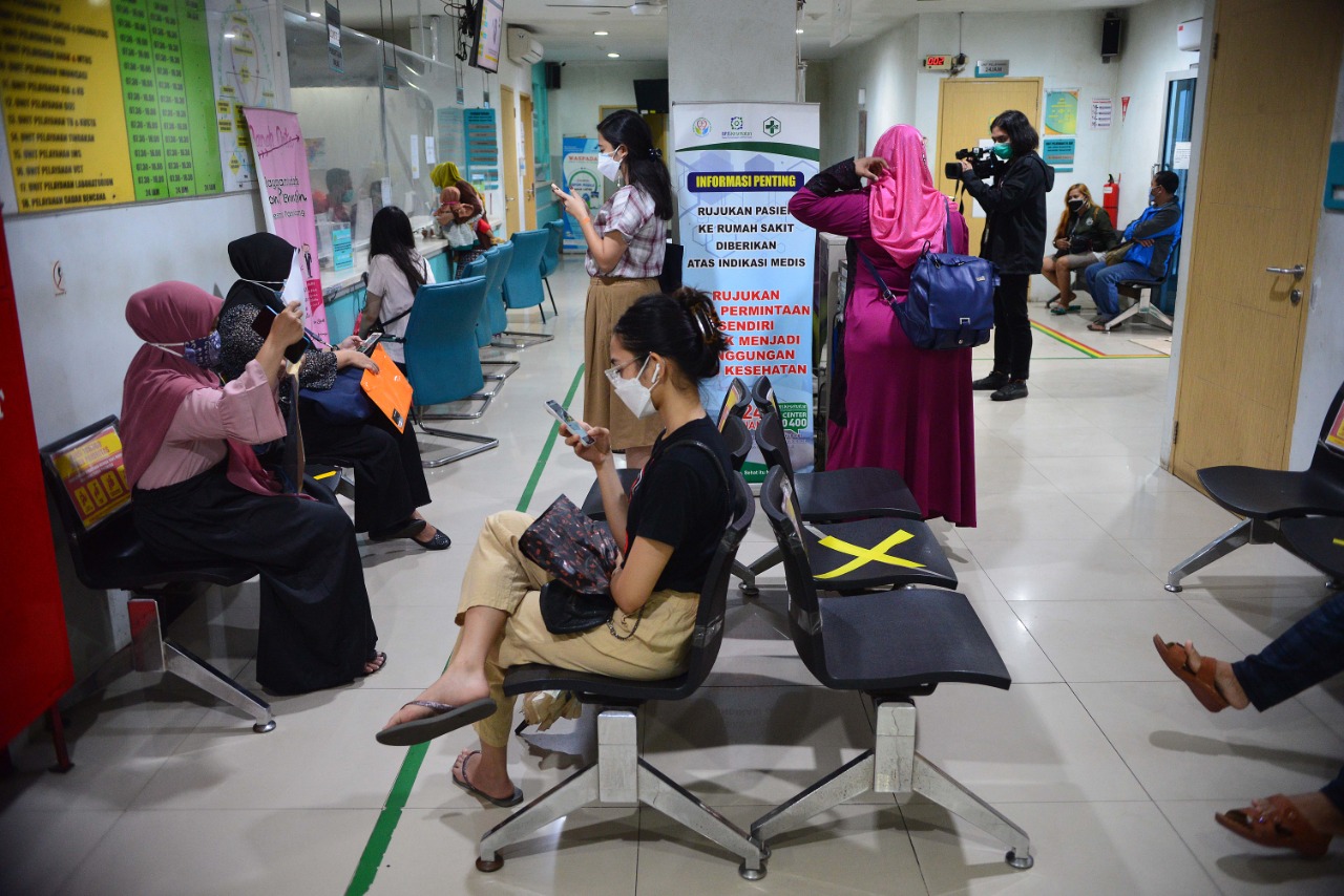 Tenaga Kesehatan Divaksinasi Covid-19 di Puskesmas Tanah Abang