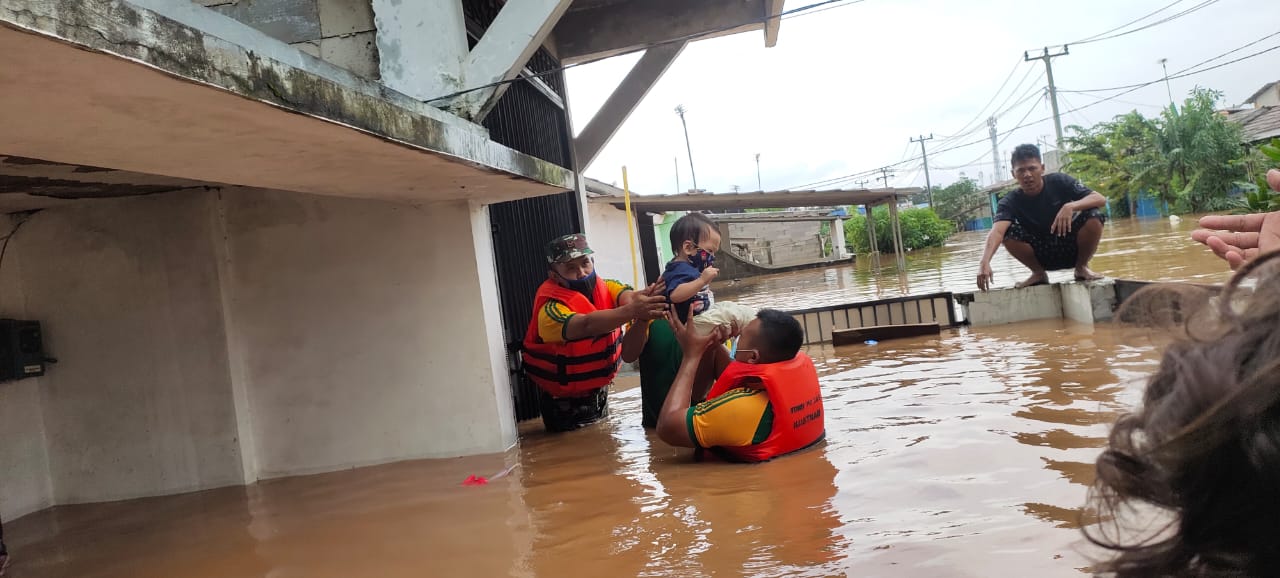 Yonif Para Raider 305 Divif 1 Kostrad  Bantu Evakuasi Warga