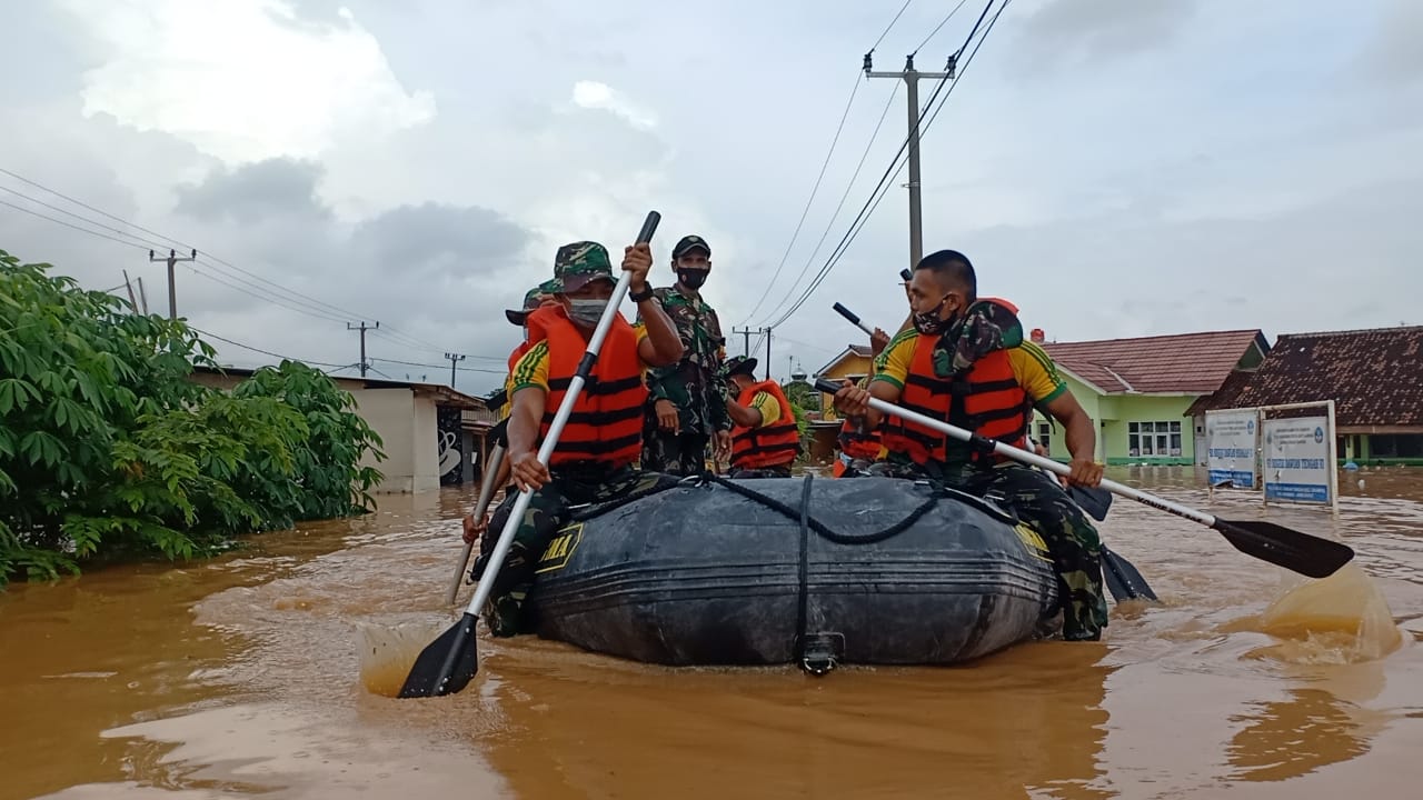 Yonif Para Raider 305 Divif 1 Kostrad  Bantu Evakuasi Warga