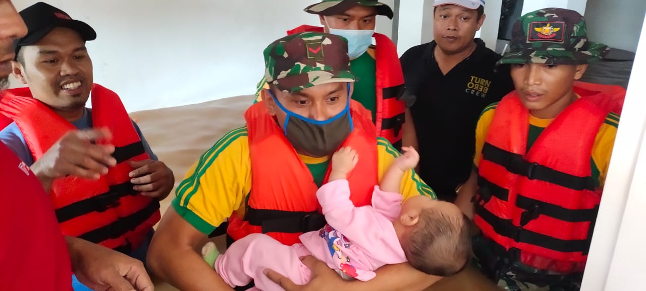 Yonif Para Raider 305 Divif 1 Kostrad  Bantu Evakuasi Warga