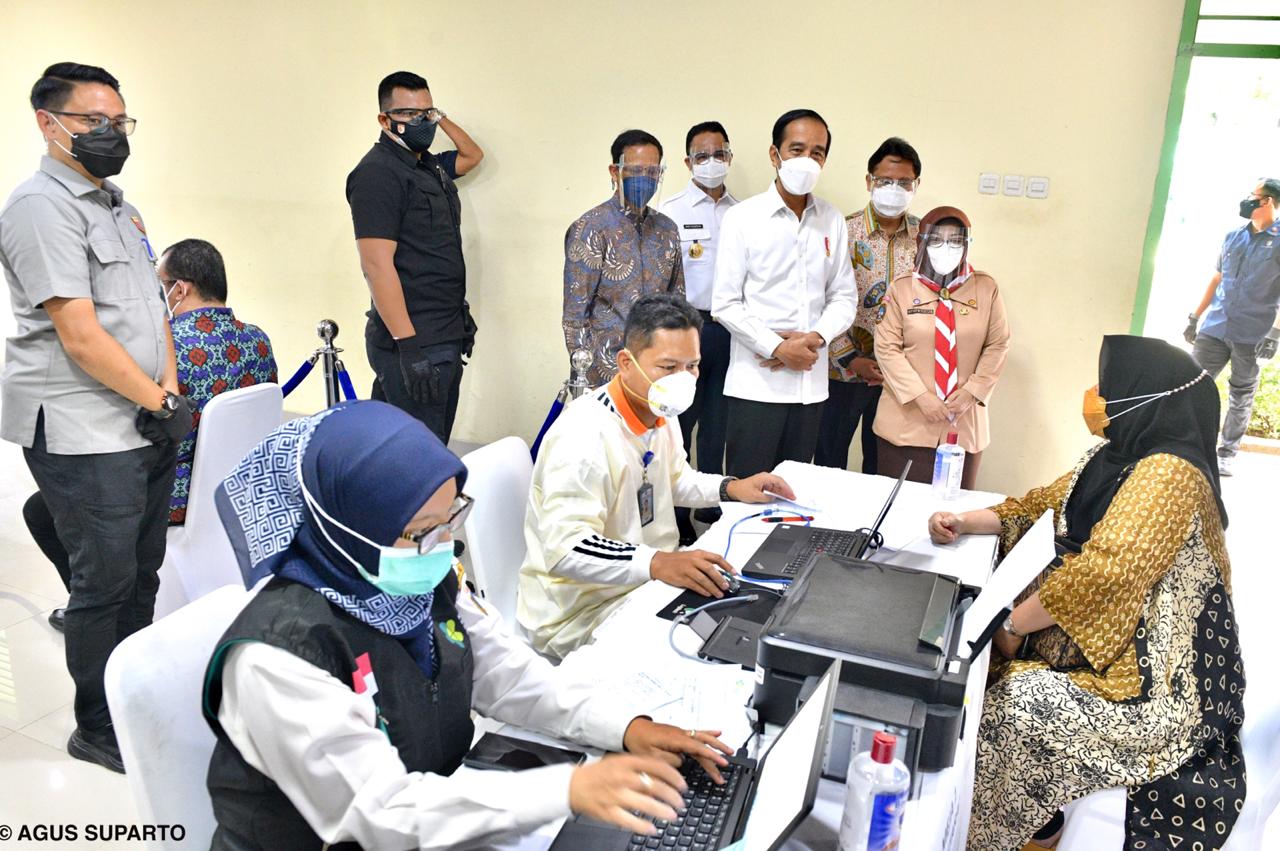 Presiden Joko Widodo Saksikan Pelaksanaan Vaksinasi Untuk Guru