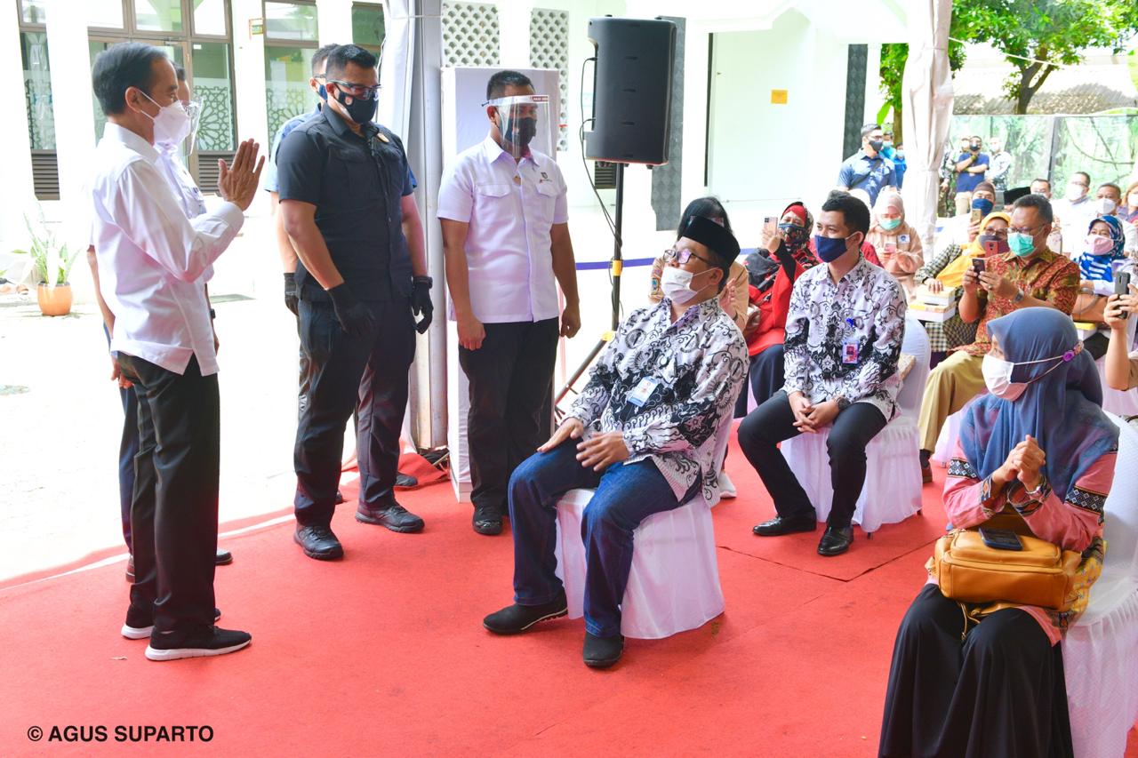 Presiden Joko Widodo Saksikan Pelaksanaan Vaksinasi Untuk Guru
