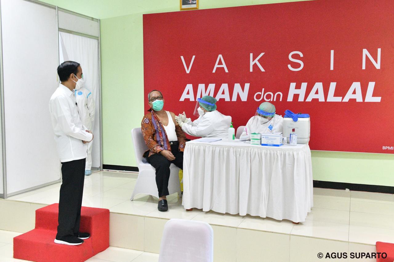 Presiden Joko Widodo Saksikan Pelaksanaan Vaksinasi Untuk Guru