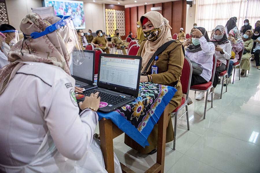 Vaksinasi Tenaga Pendidik di Kota Palembang 