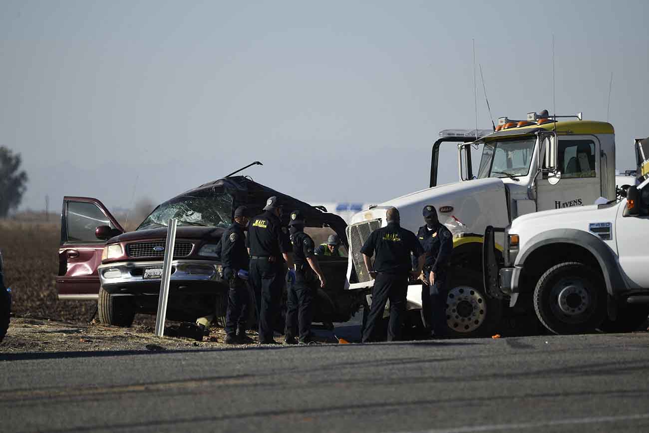 Truk Tabrak Mobil SUV Isi 25 Orang, 13 Orang Tewas 