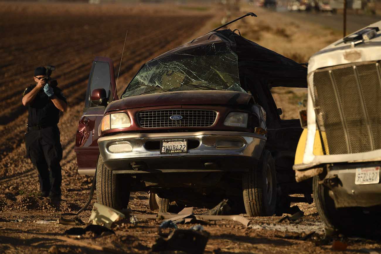 Truk Tabrak Mobil SUV Isi 25 Orang, 13 Orang Tewas 