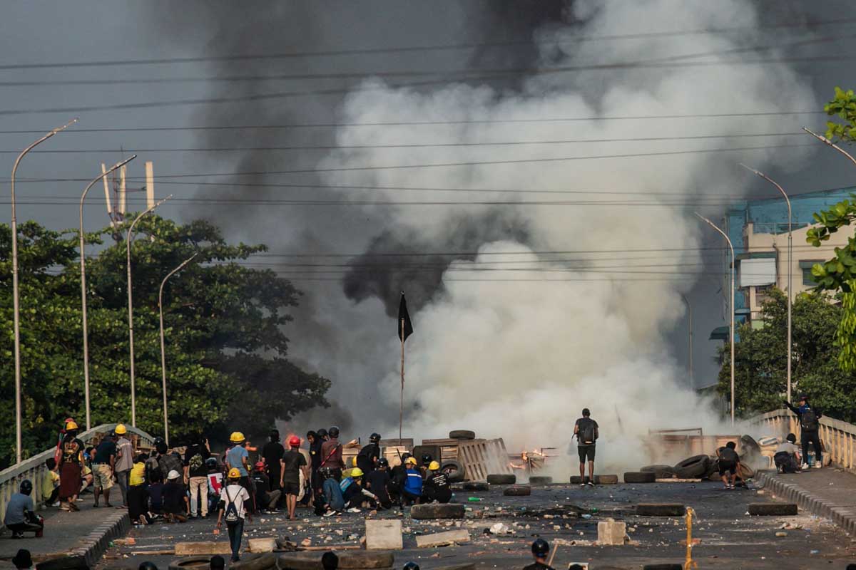 Aksi Demonstrasi Menentang Kudeta Militer di Yangon