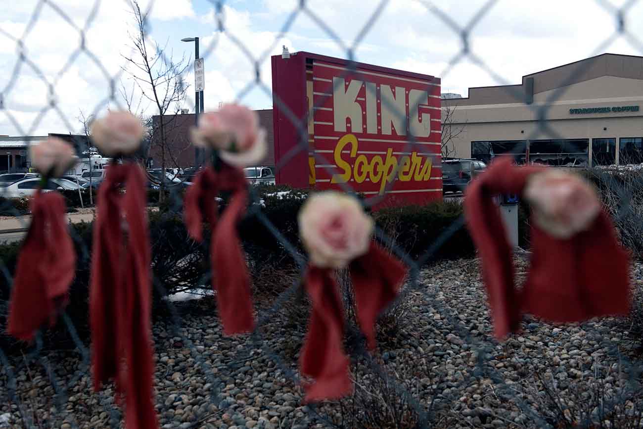 Penghormatan Bagi Korban Tewas Penembakan di Colorado