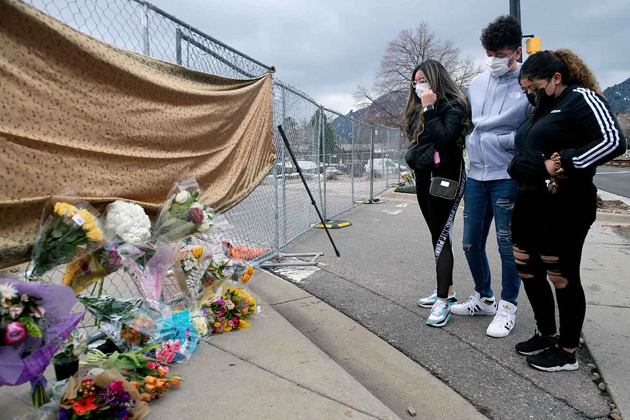 Penghormatan Bagi Korban Tewas Penembakan di Colorado