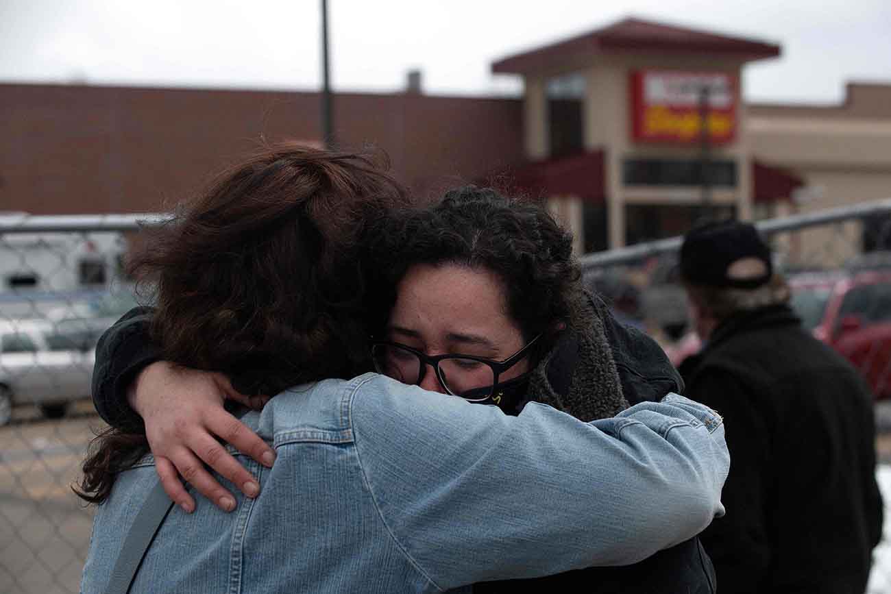 Penghormatan Bagi Korban Tewas Penembakan di Colorado