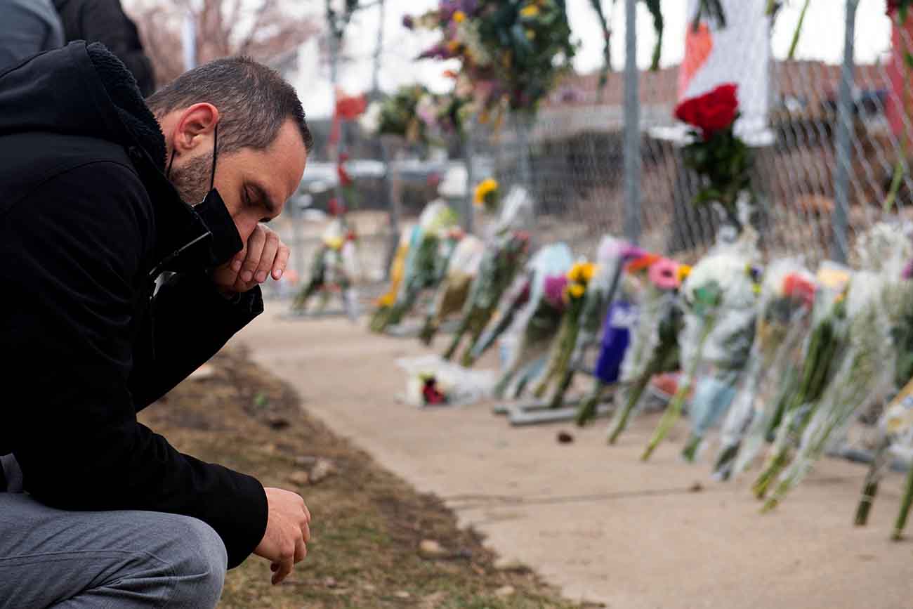 Penghormatan Bagi Korban Tewas Penembakan di Colorado