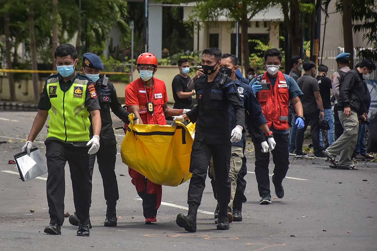 Olah TKP Ledakan Bom di Gereja Katedral Makassar
