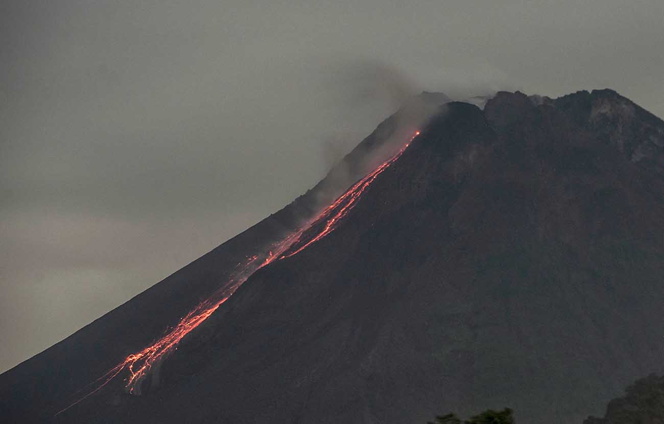 Gunung Merapi Keluarkan Lava Pijar 33 Kali