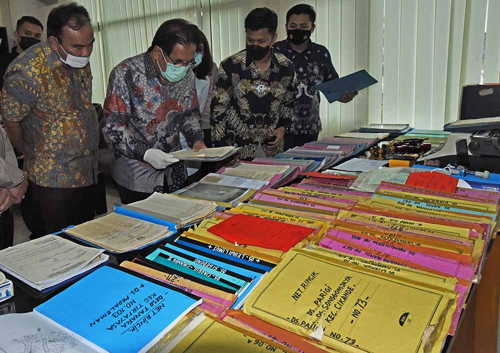 Menteri Agraria Periksa Barang Bukti Mafia Tanah