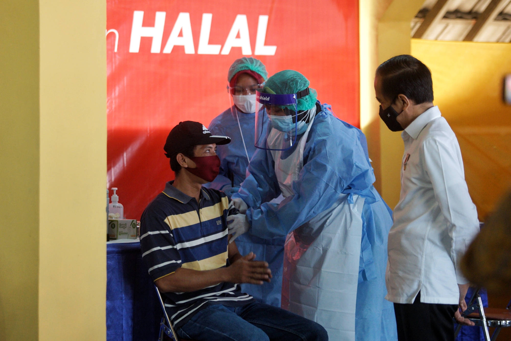 Presiden Joko Widodo  Meninjau Vaksinasi Covid-19 Massal 