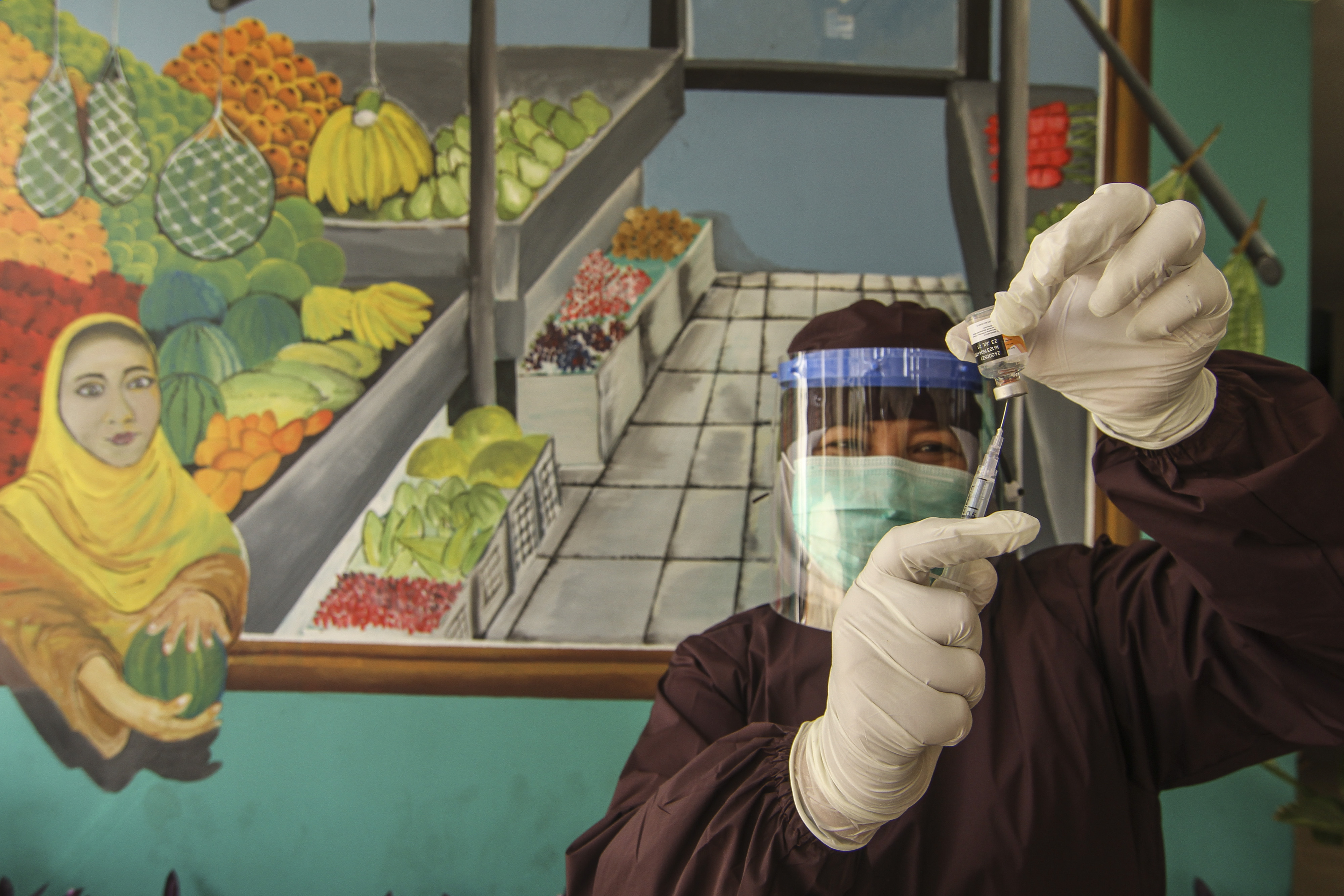 Vaksin Covid-19 Kepada Pedagang di Pasar Cisalak Depok