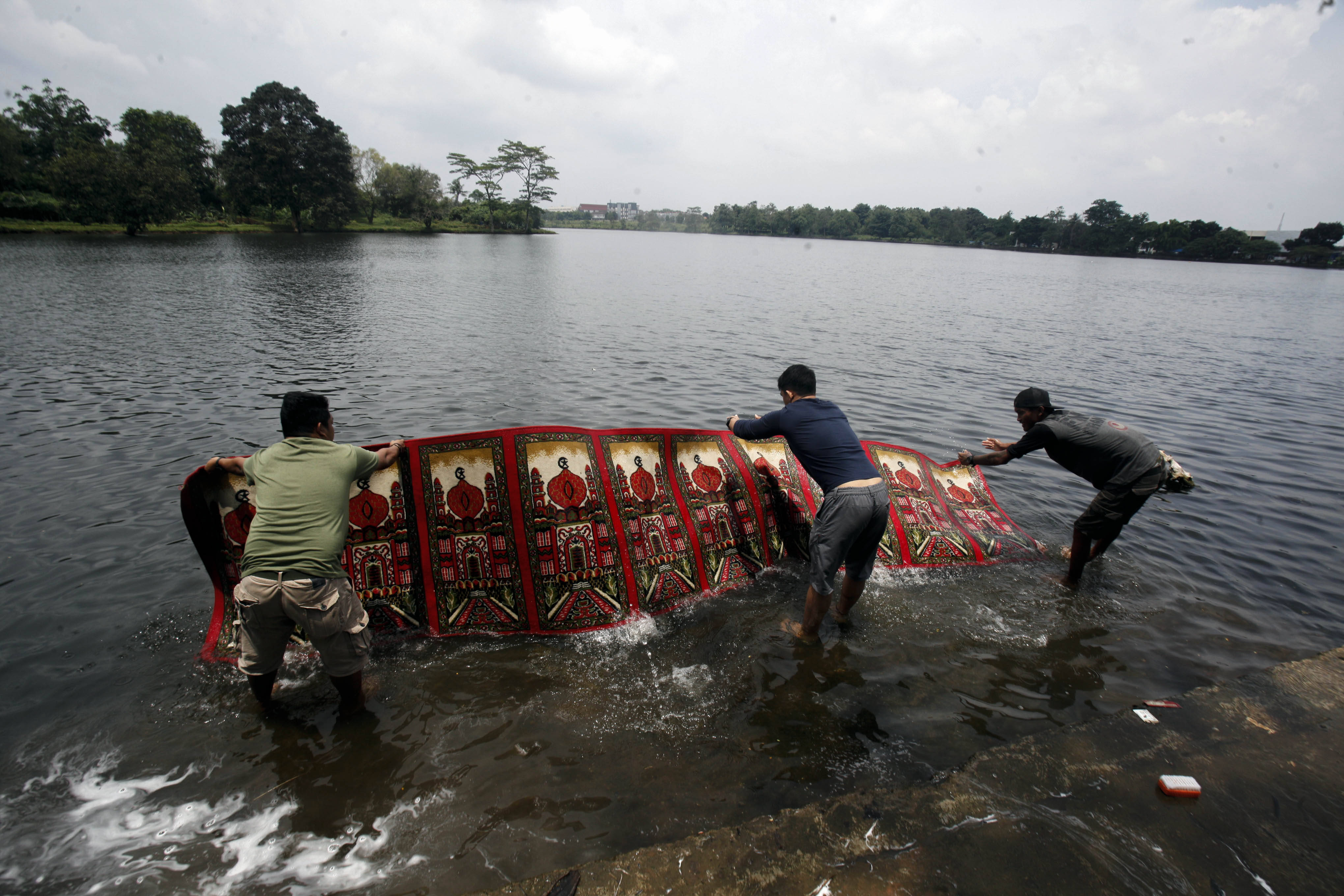 Tradisi Cuci Karpet Masjid 