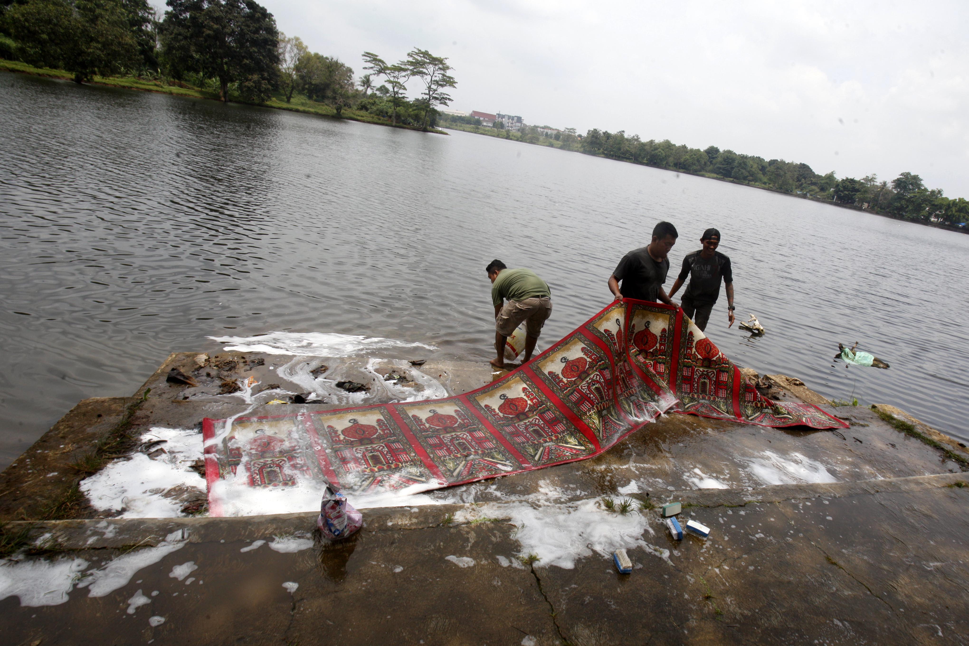 Tradisi Cuci Karpet Masjid 