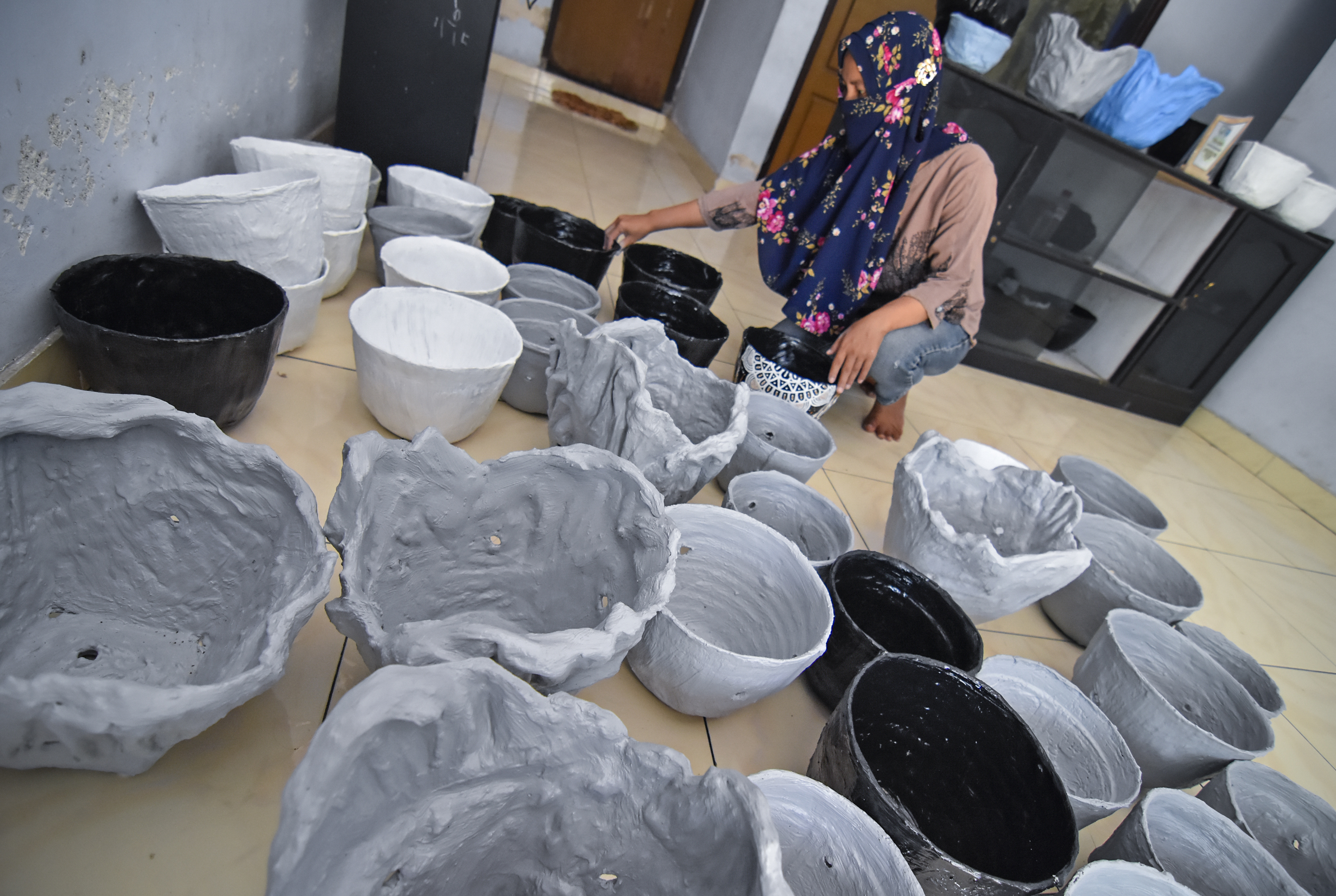 Kerajinan Pot Bunga Dari Bahan Sampah Popok Bayi