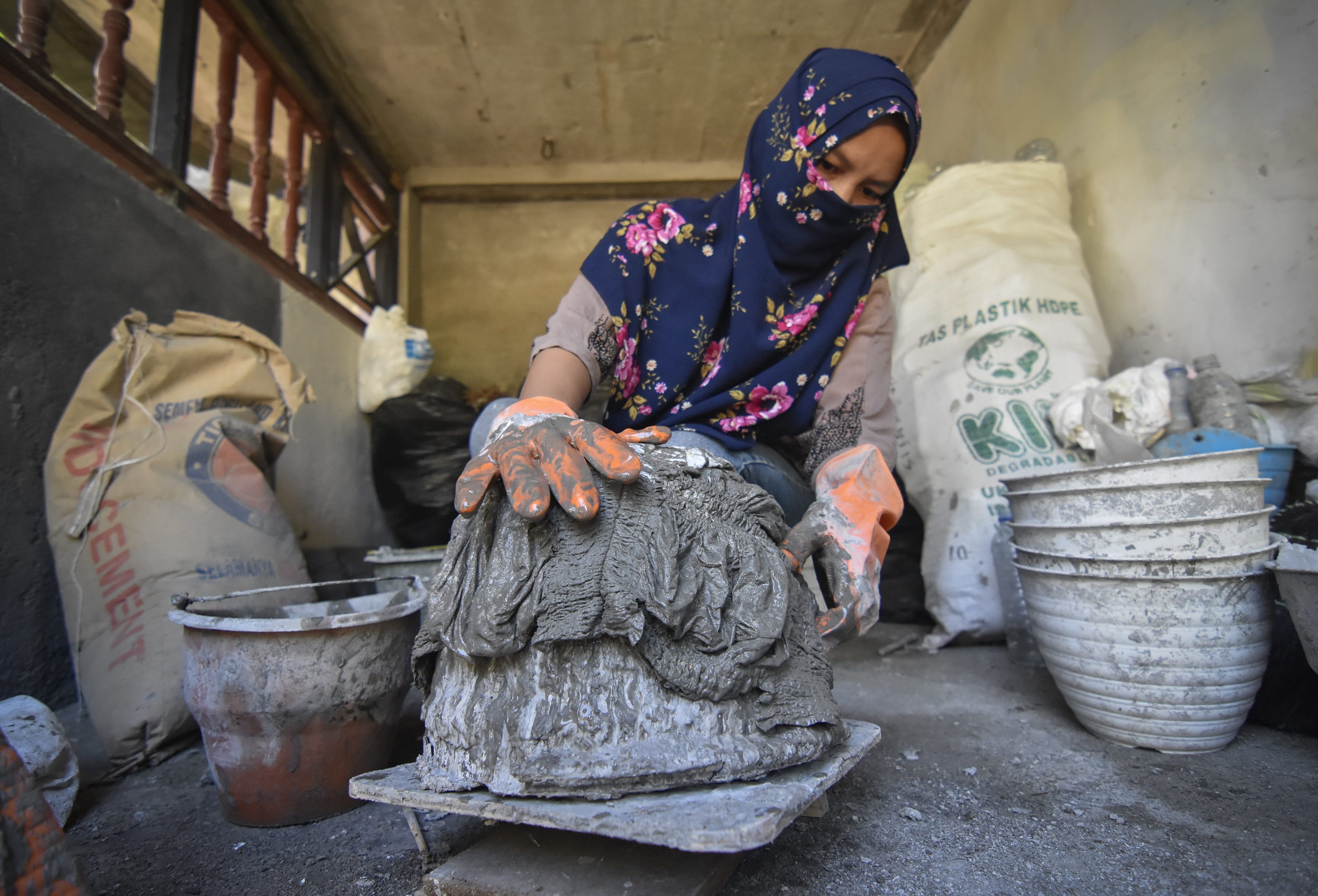 Kerajinan Pot Bunga Dari Bahan Sampah Popok Bayi