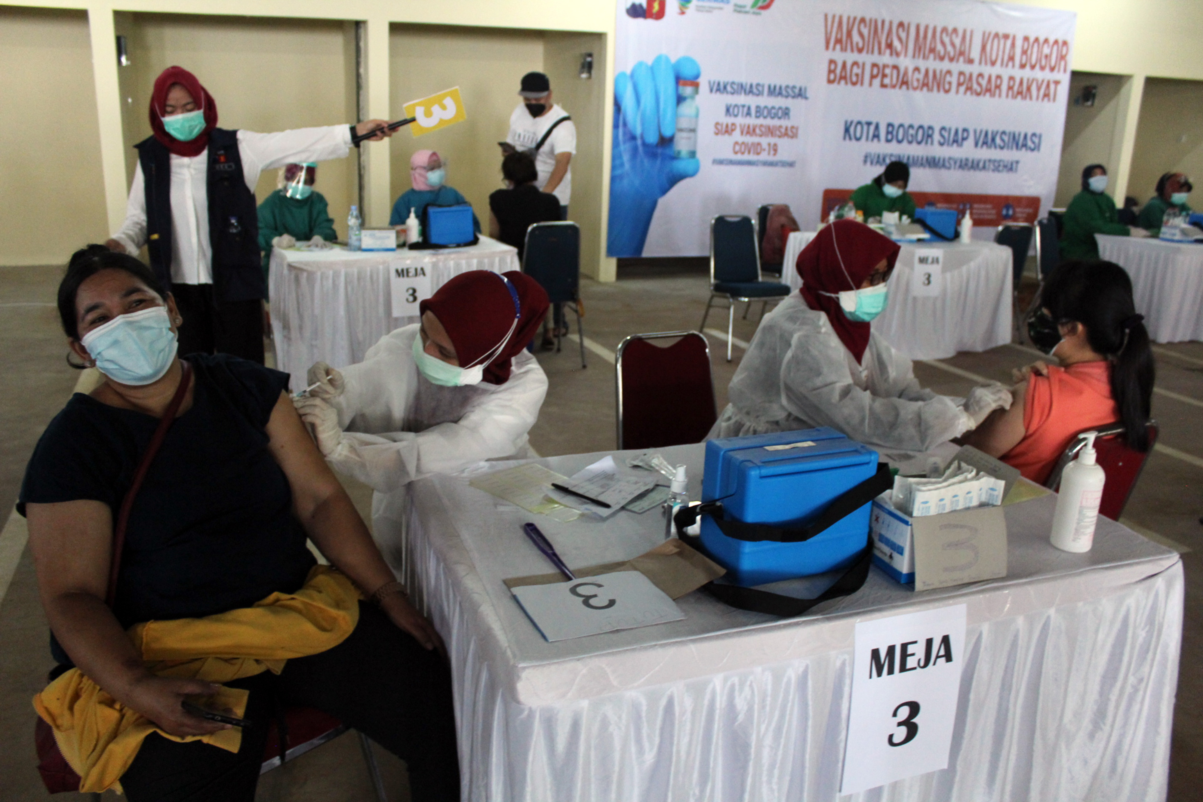 Vaksinasi Covid-19 untuk Pedagang Pasar di Kota Bogor