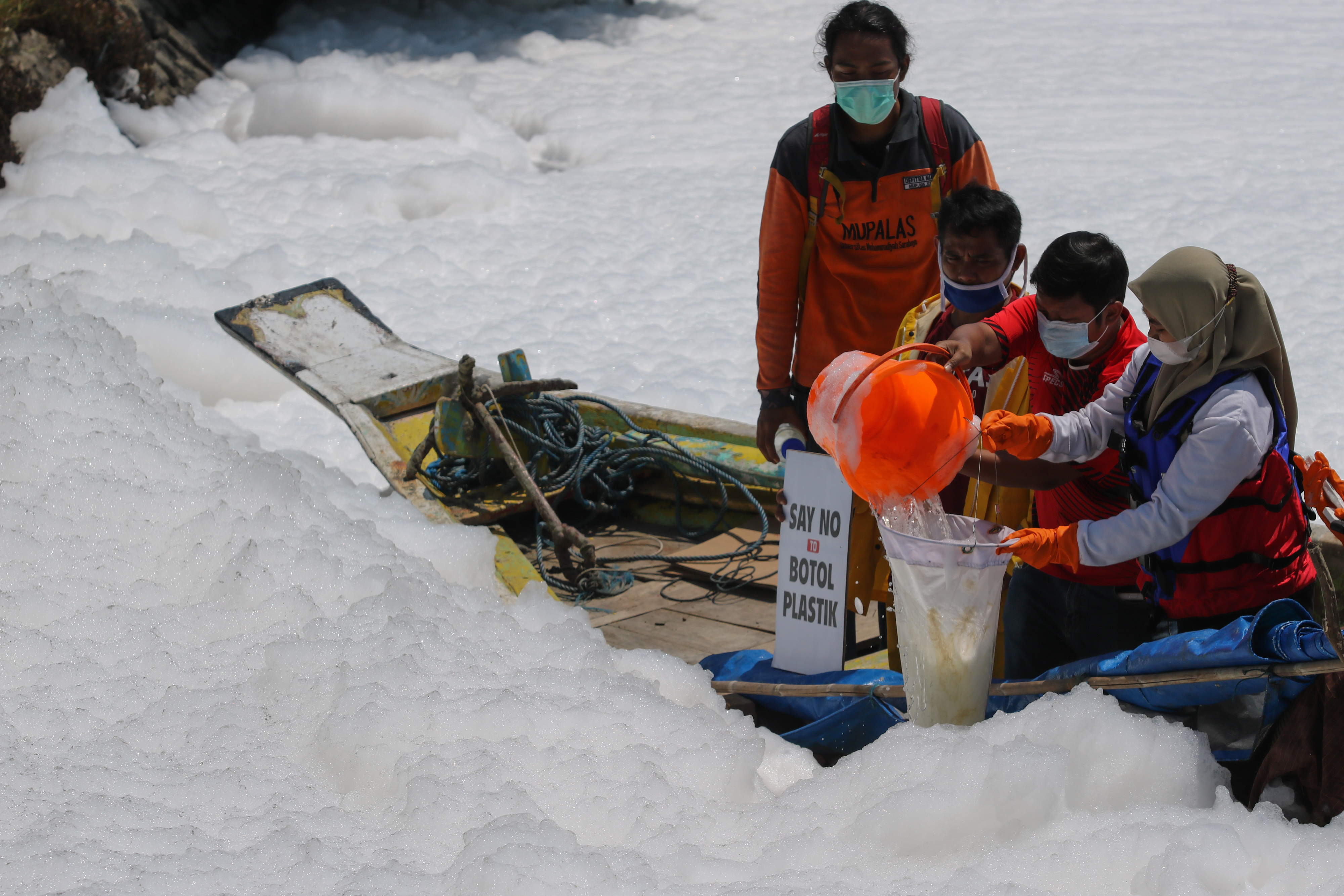Aktivis Lingkungan Uji Pencemaran Limbah di Sungai