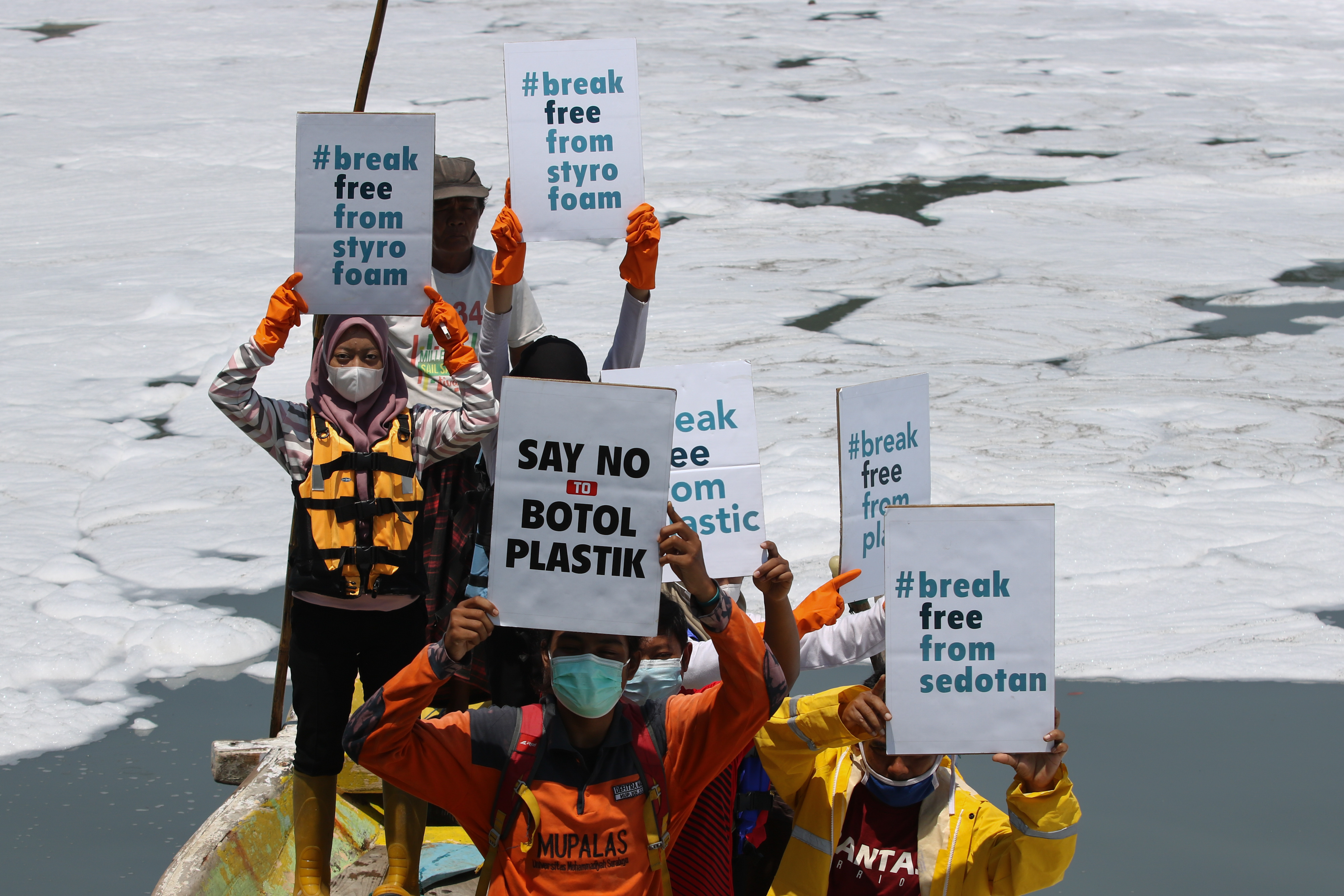 Aktivis Lingkungan Uji Pencemaran Limbah di Sungai