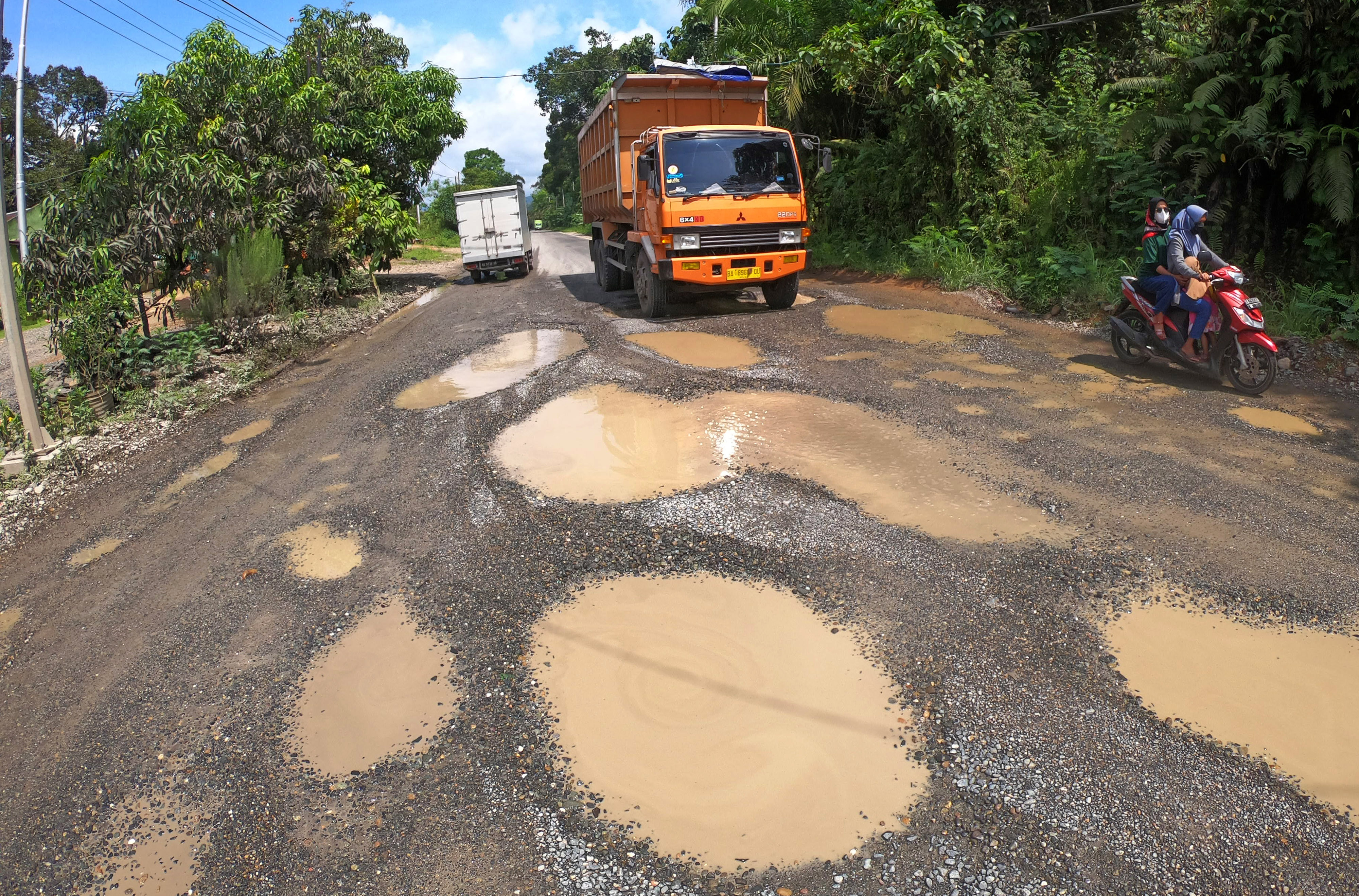 Jalan Lintas Sumatera Sijunjung Rusak