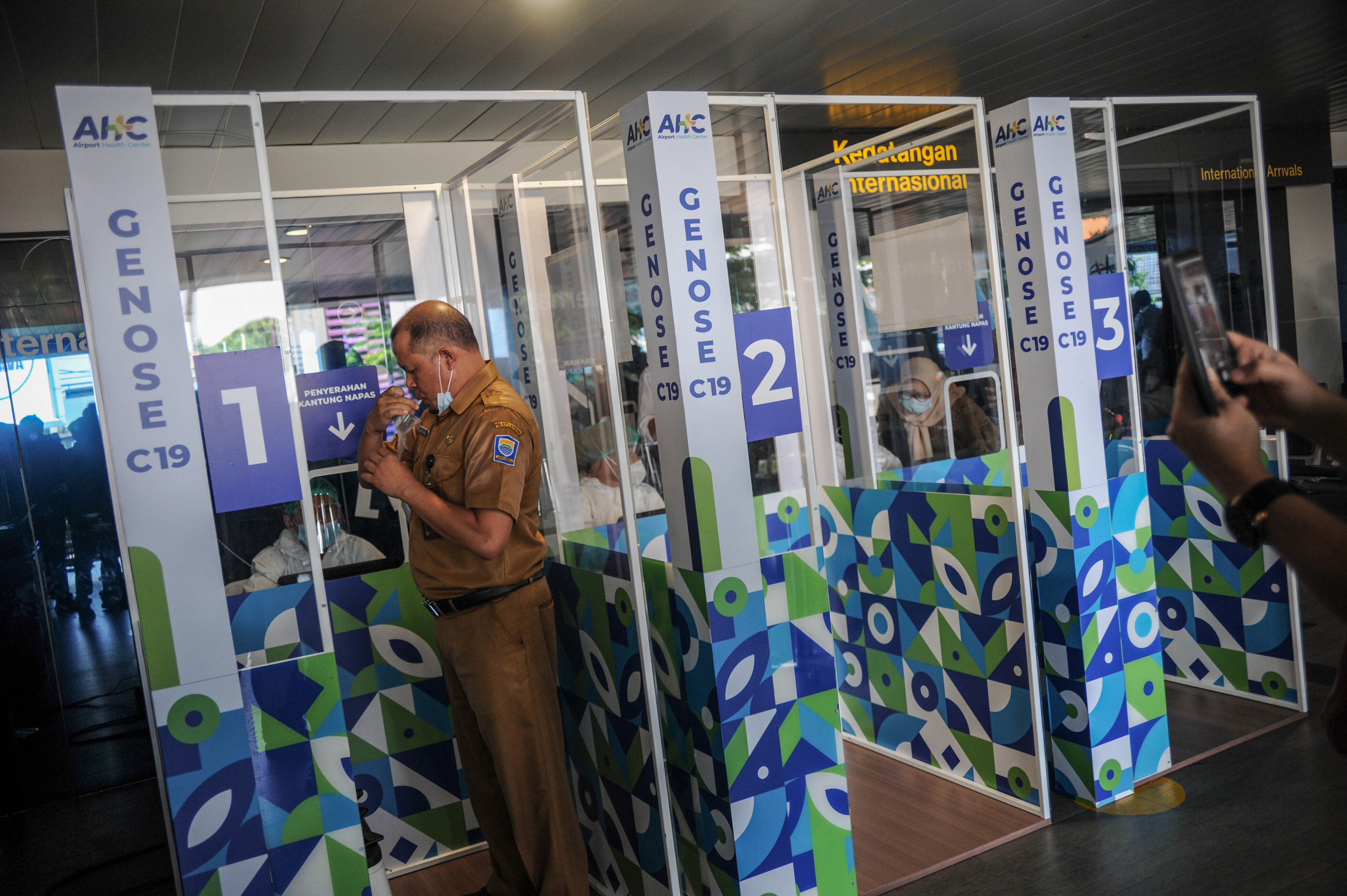 Uji Coba GeNose C19 di Bandara Husein Sastranegara