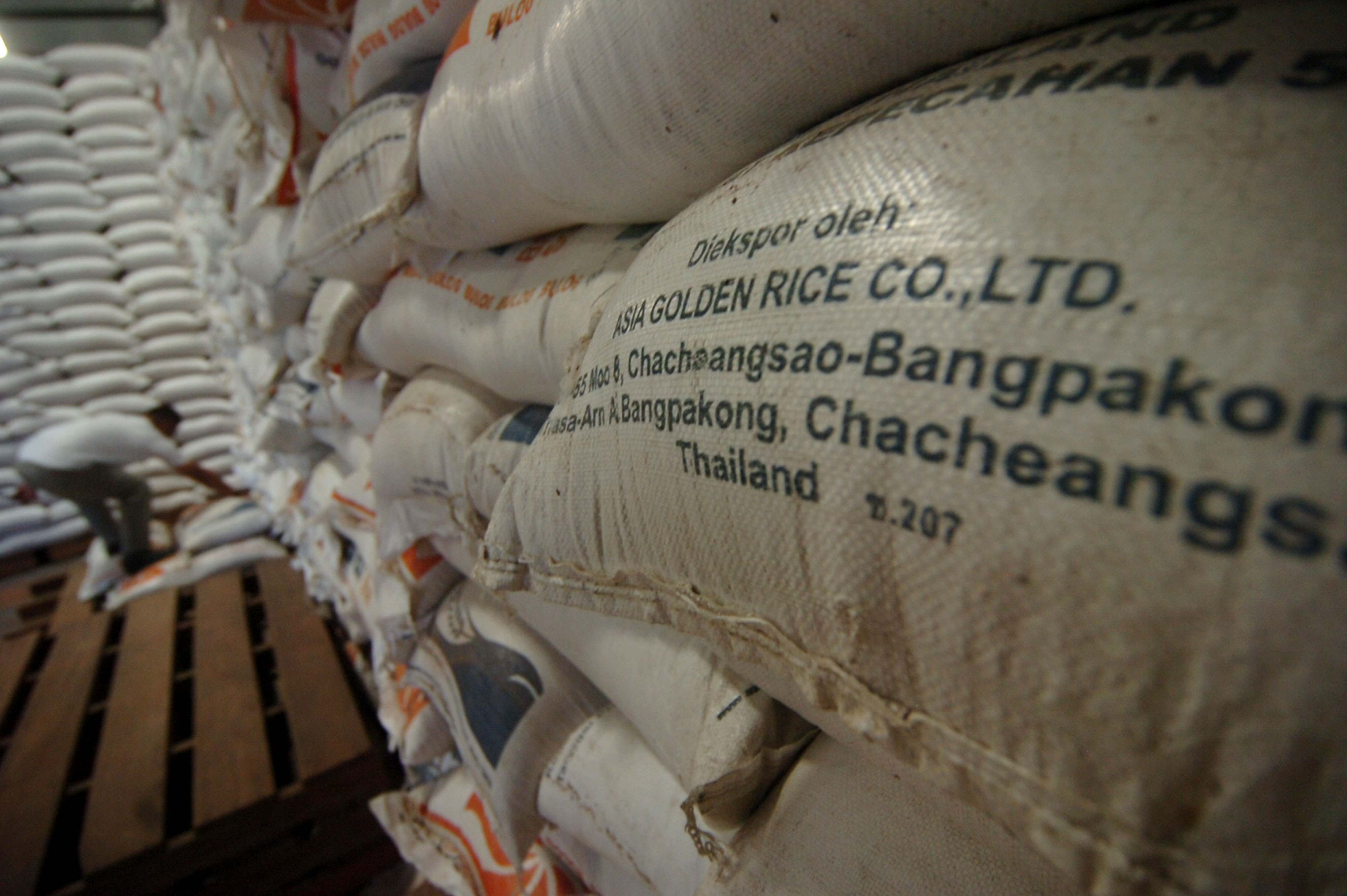 Stok Beras Impor Melimpah