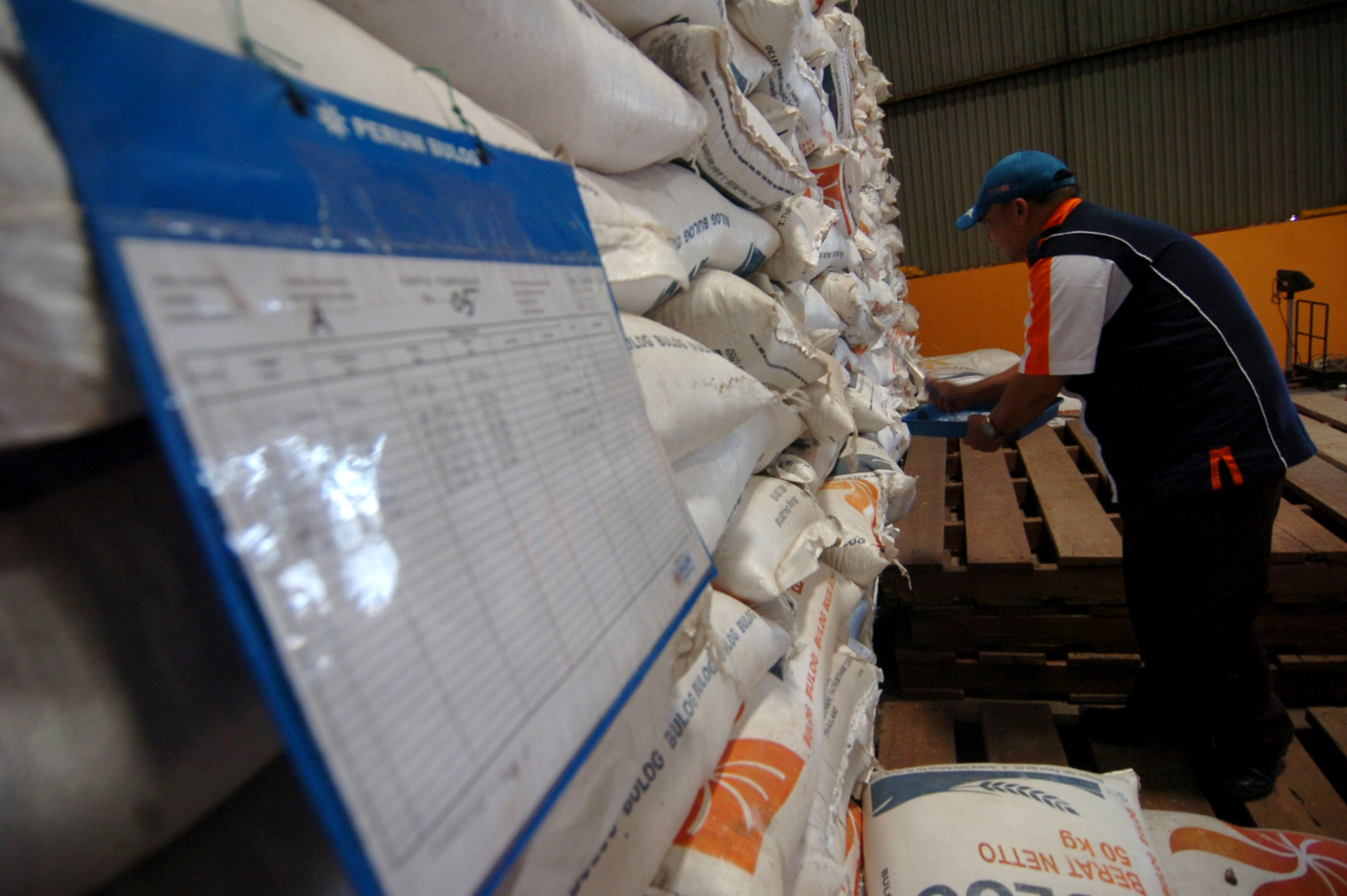 Stok Beras Impor Melimpah
