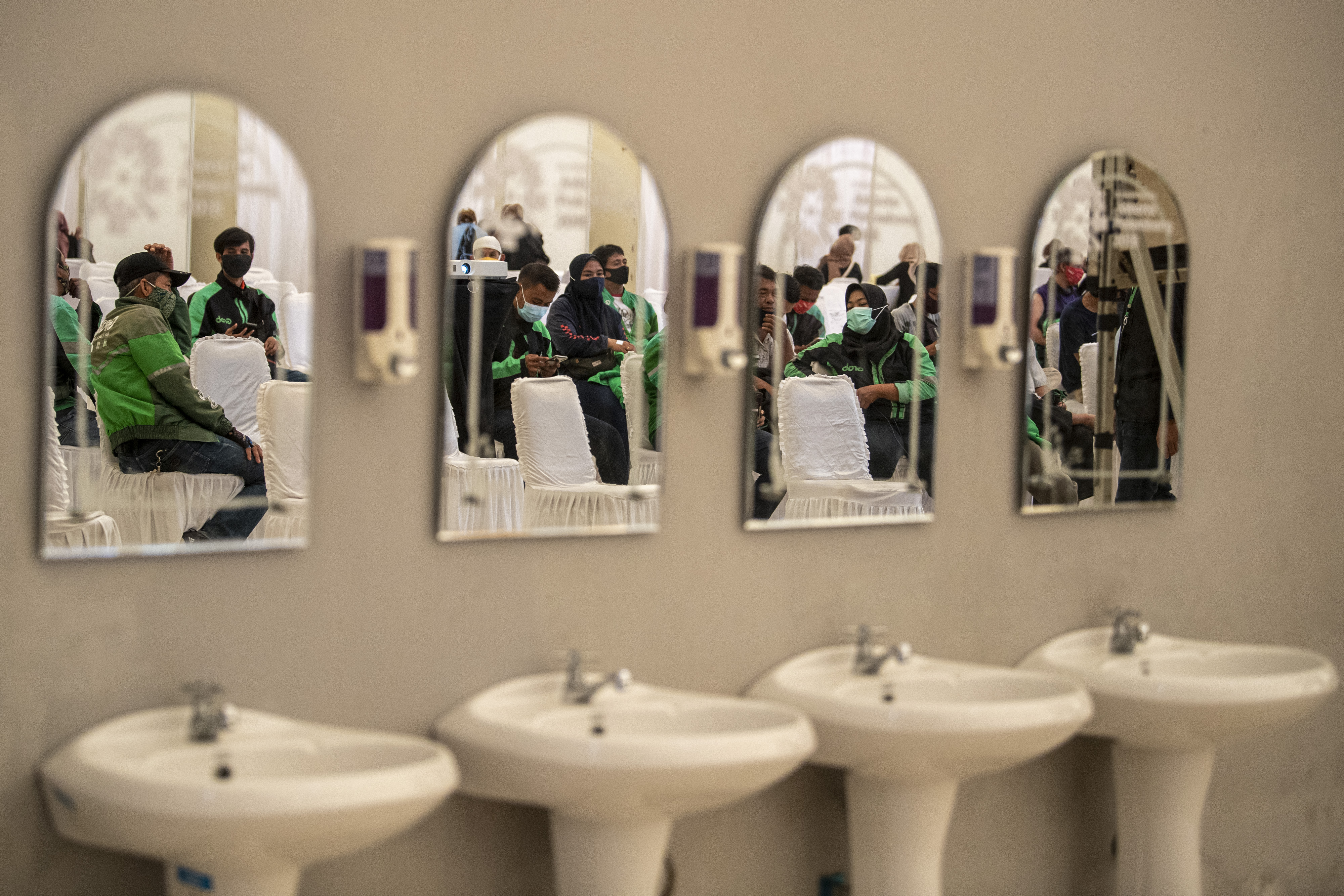 Vaksinasi Covid-19 Bagi Pengemudi Ojek Daring dan Lansia