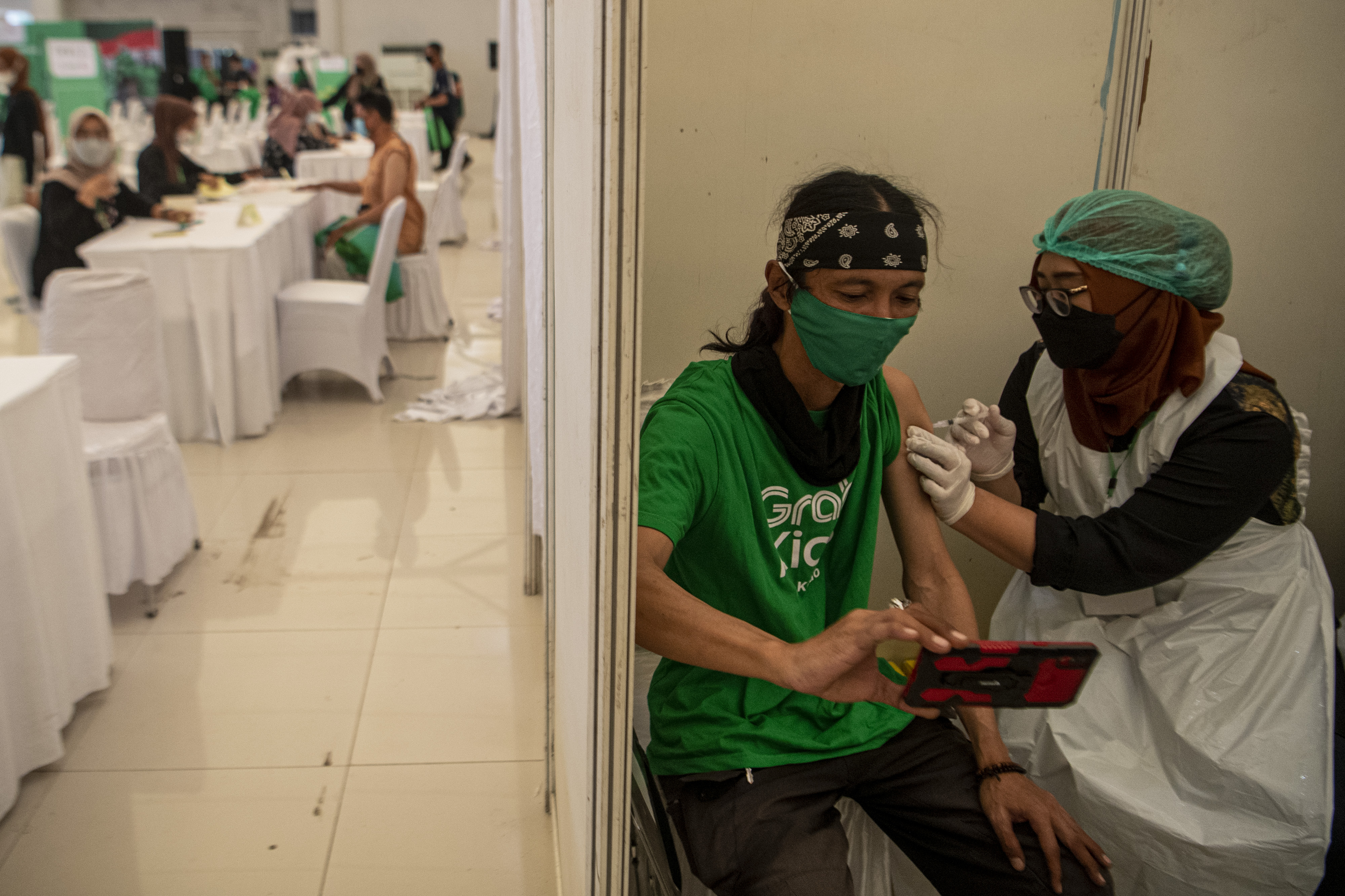 Vaksinasi Covid-19 Bagi Pengemudi Ojek Daring dan Lansia