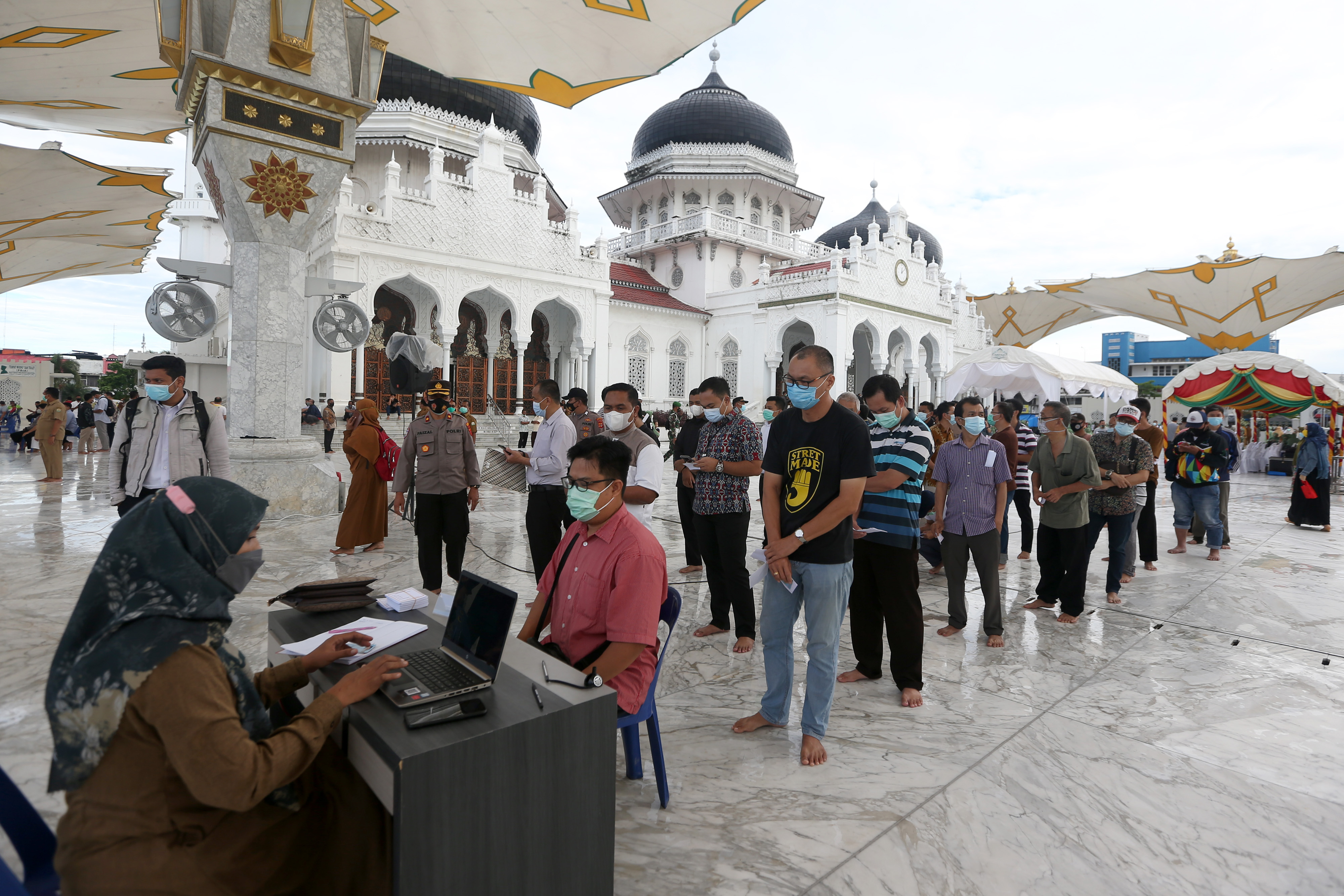 Vaksinasi Covid-19 Massal di Aceh