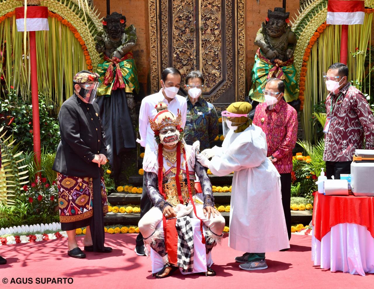Presiden Jokowi Saksikan Vaksinasi Seniman di Bali 