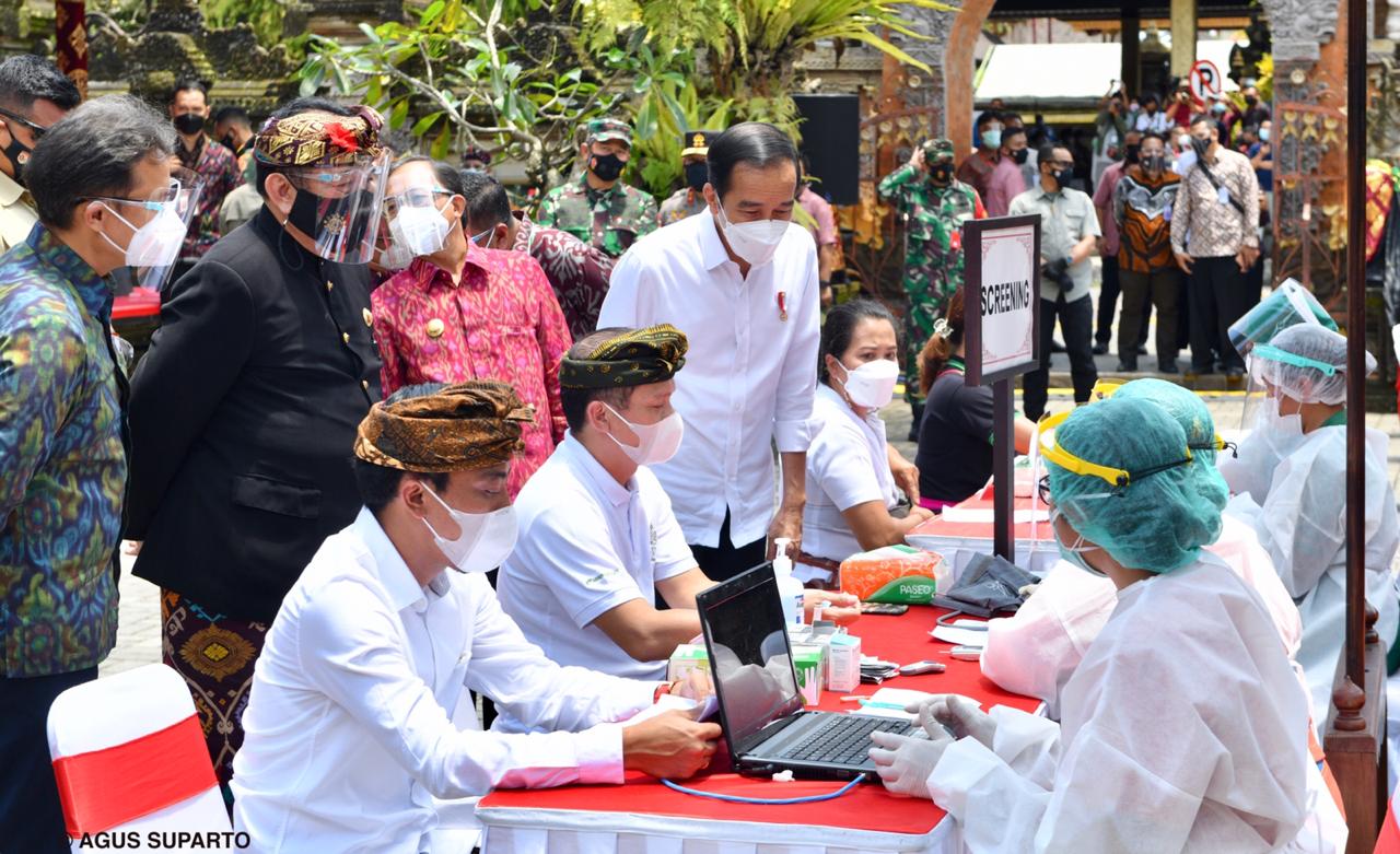 Presiden Jokowi Saksikan Vaksinasi Seniman di Bali 