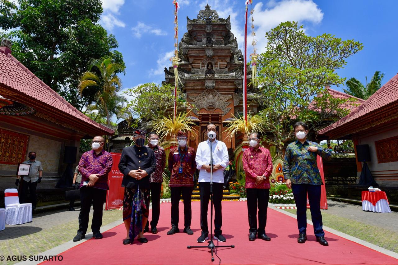 Presiden Jokowi Saksikan Vaksinasi Seniman di Bali 