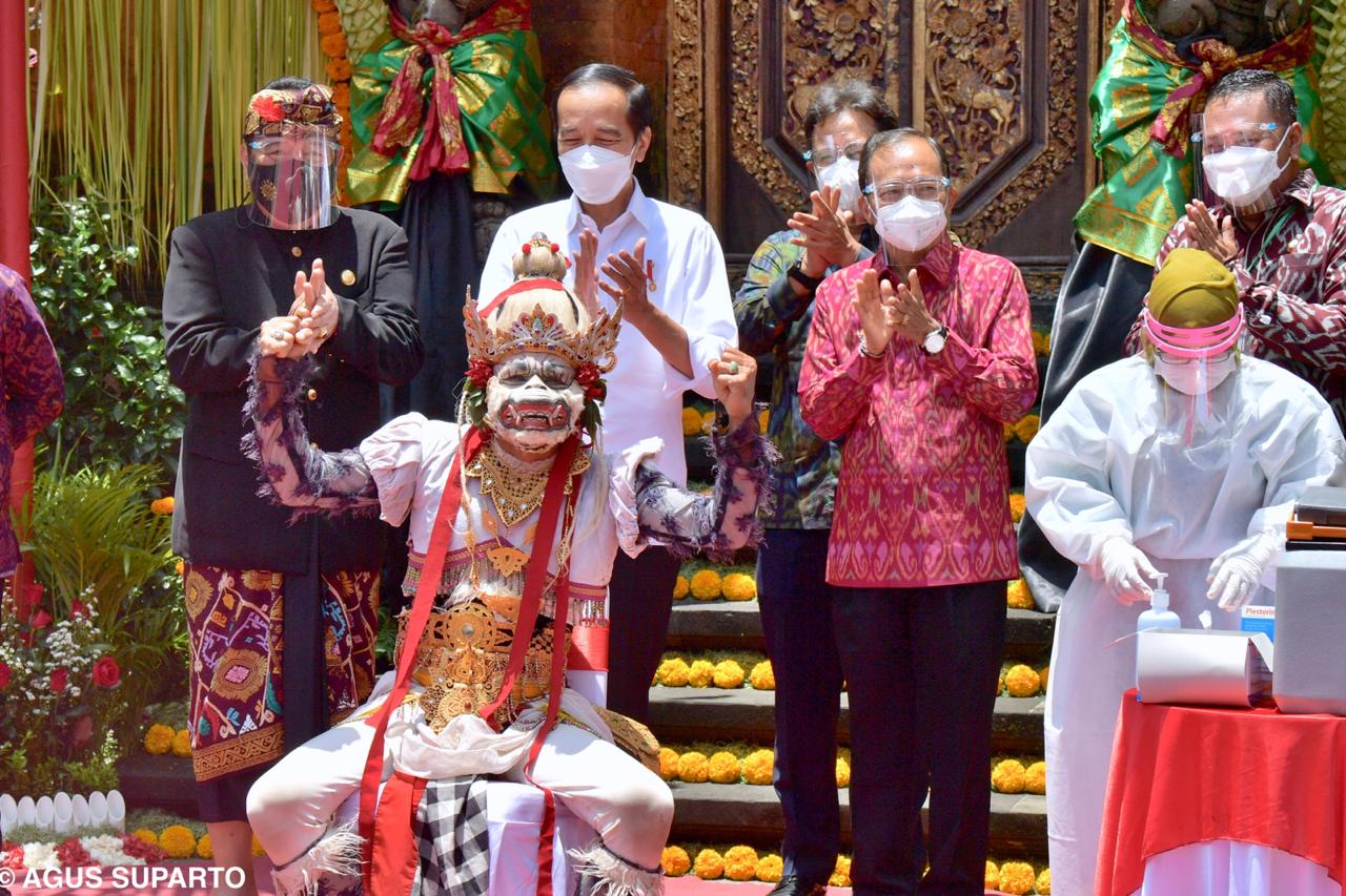 Presiden Jokowi Saksikan Vaksinasi Seniman di Bali 