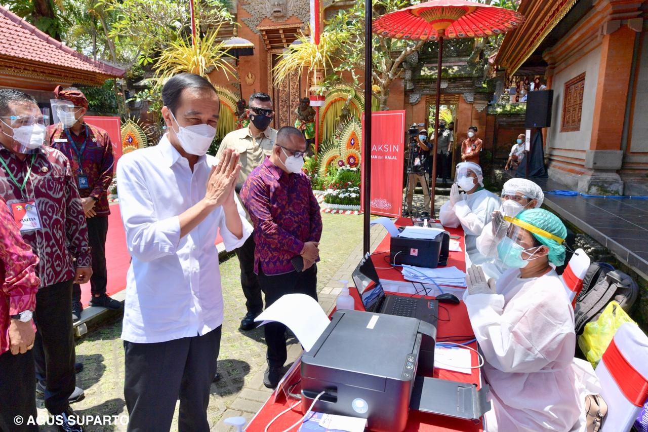 Presiden Jokowi Saksikan Vaksinasi Seniman di Bali 